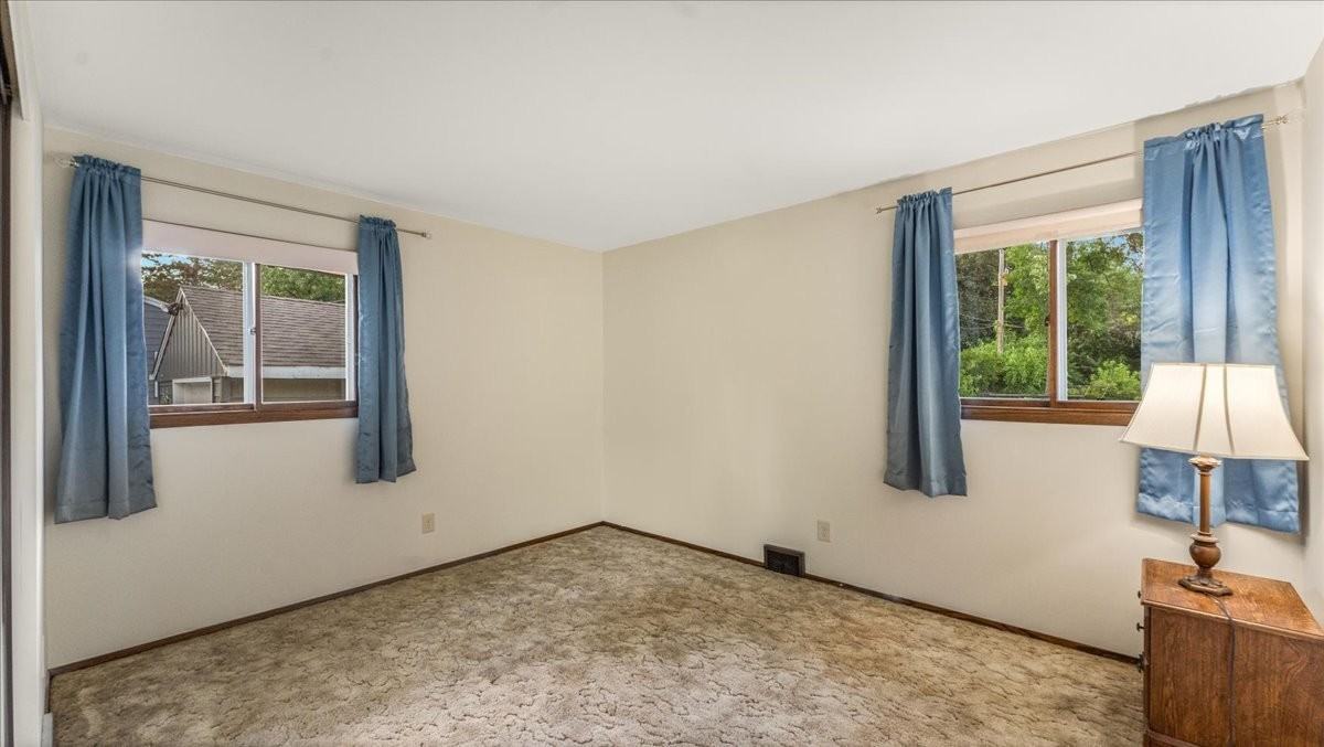 880 2nd St Nw - Photo 3 of 20