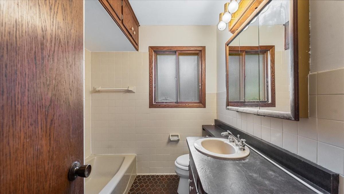 880 2nd St Nw - Photo 4 of 20