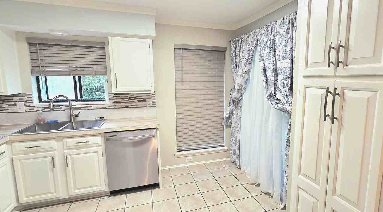1304 E Bayou Pkwy #5A - Photo 6 of 20