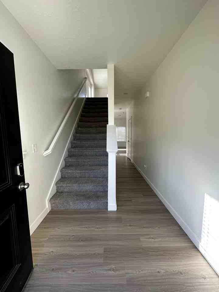 1112 E St - Photo 2 of 20
