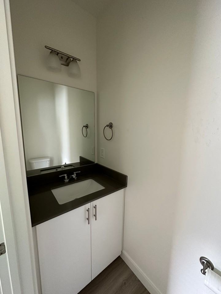 1112 E St - Photo 4 of 20