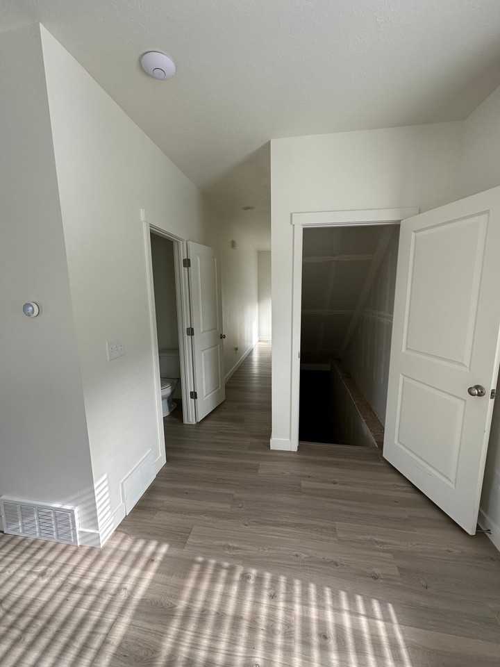 1112 E St - Photo 6 of 20