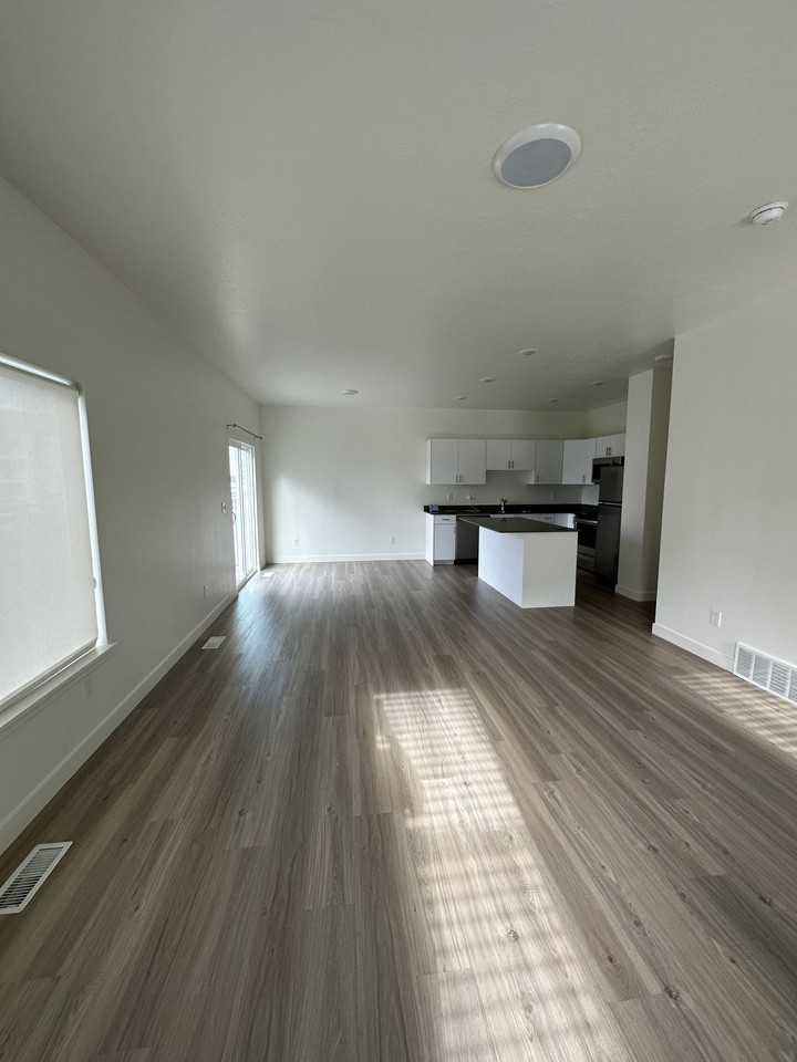 1112 E St - Photo 7 of 20
