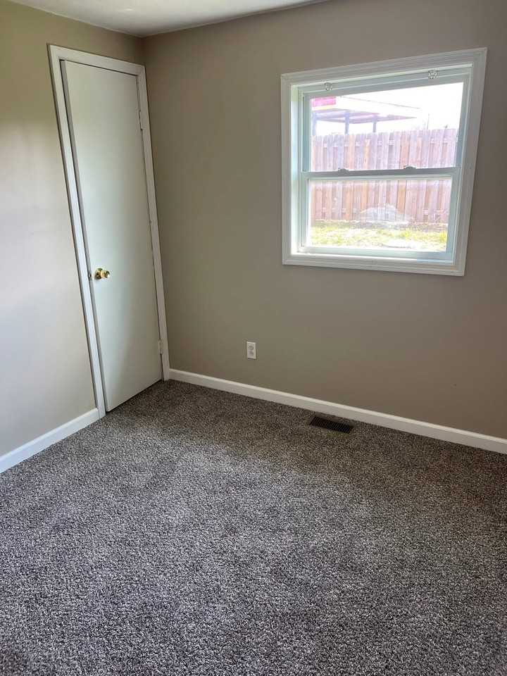 725 W Maple St - Photo 4 of 18