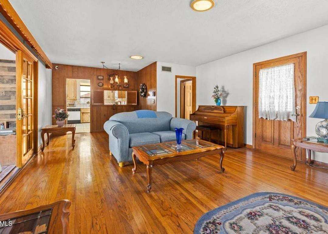 1331 E Marbury St - Photo 3 of 12