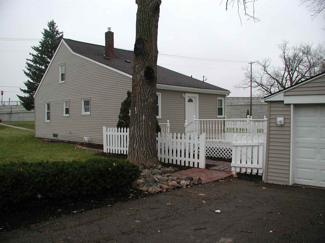 44179 Grand River Ave - Photo 3 of 9