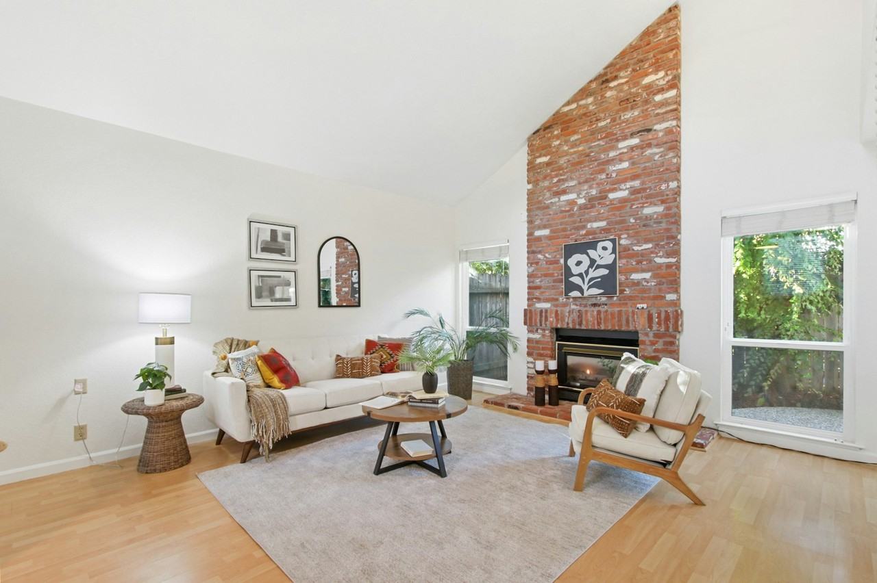 325 East 8th Street, Unit Room #2 Upstairs Lg - Photo 2 of 10