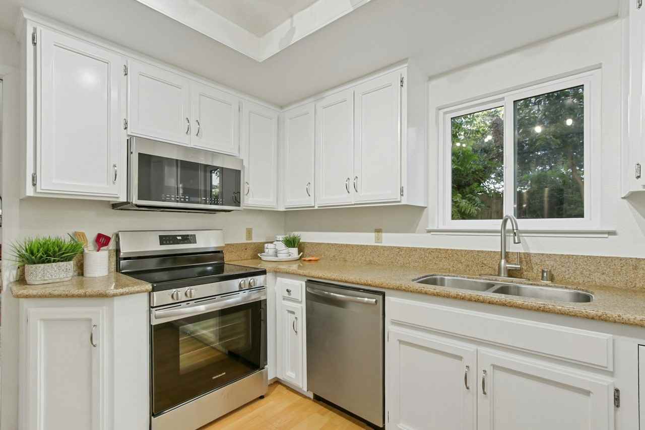 325 East 8th Street, Unit Room #2 Upstairs Lg - Photo 3 of 10