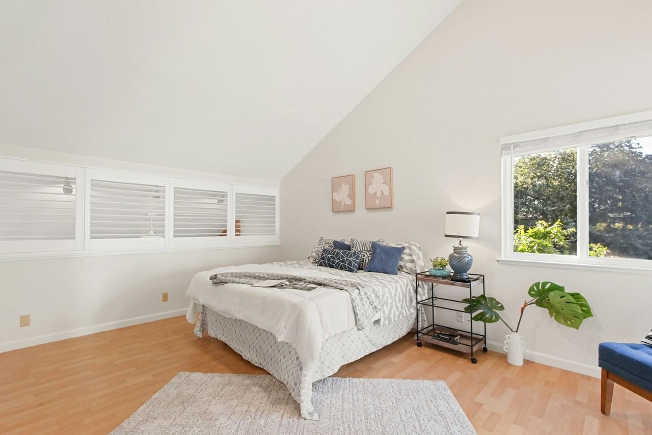 325 East 8th Street, Unit Room #2 Upstairs Lg - Photo 5 of 10