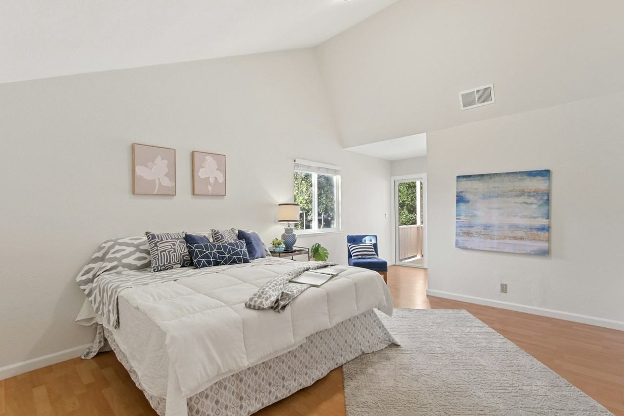 325 East 8th Street, Unit Room #2 Upstairs Lg - Photo 6 of 10