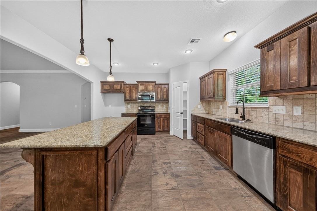 9 Monmouth Dr - Photo 5 of 28