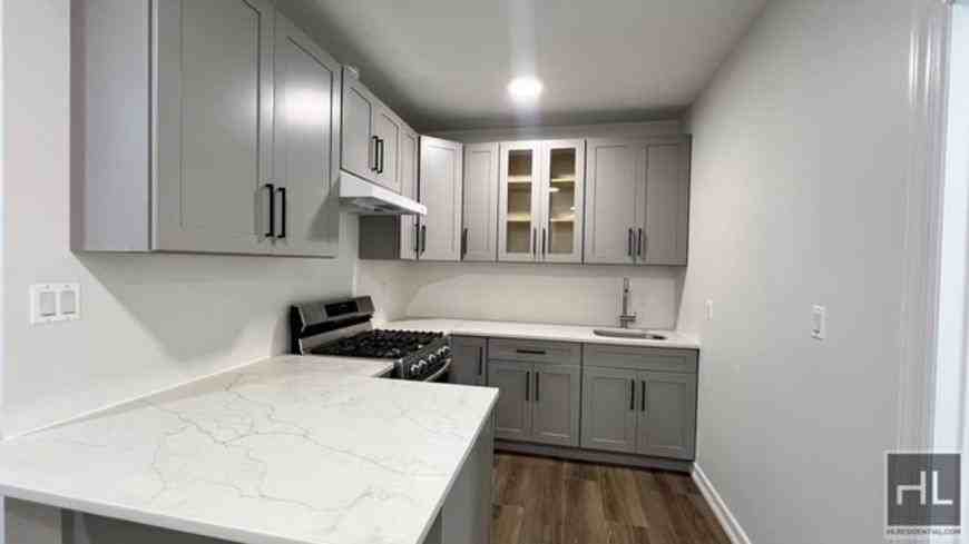 251 E 55th St - Photo 2 of 10