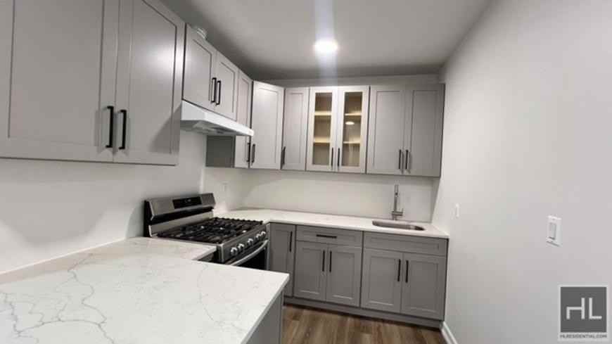 251 E 55th St - Photo 3 of 10