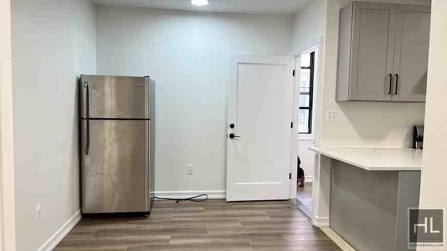 251 E 55th St - Photo 5 of 10