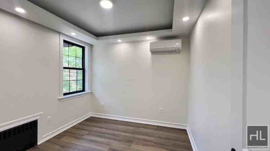 251 E 55th St - Photo 6 of 10