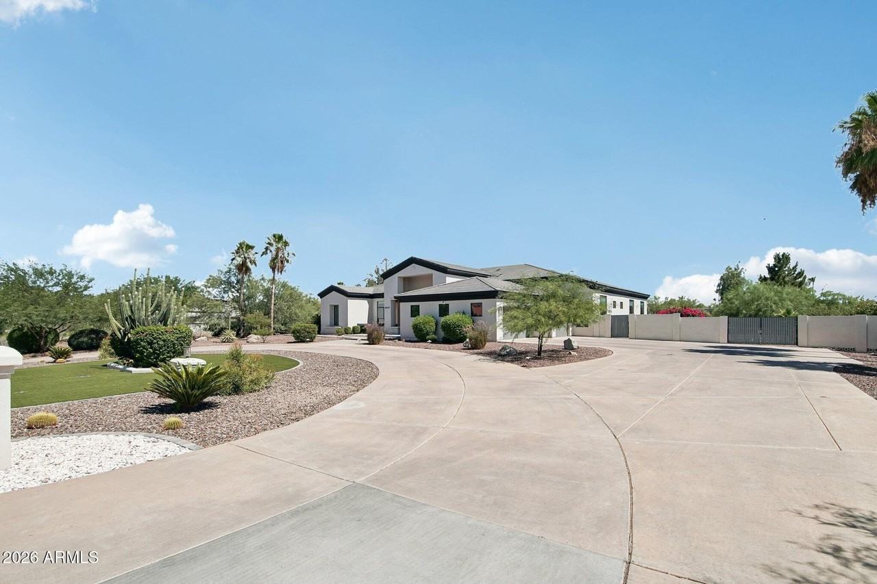 8645 E Wood Dr - Photo 4 of 50