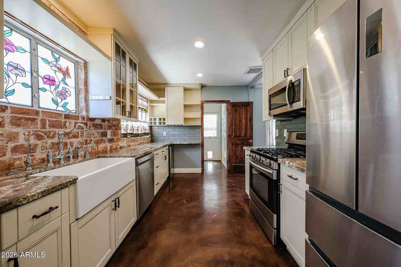 1317 W Holly St - Photo 2 of 42