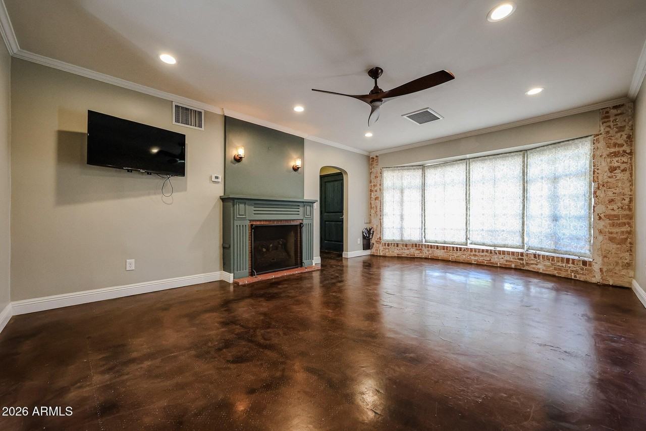 1317 W Holly St - Photo 5 of 42