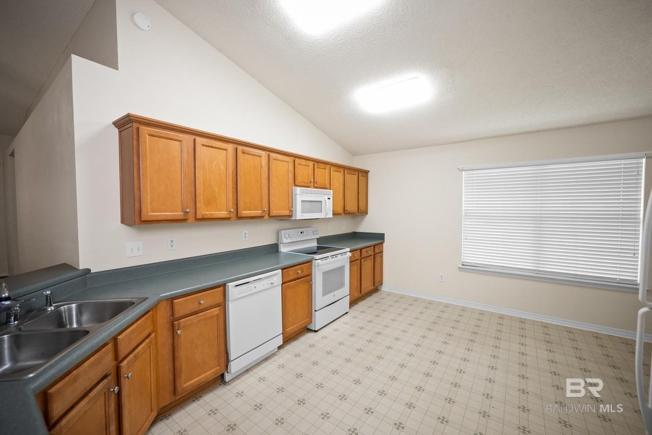 13097 Concord Dr E - Photo 7 of 26