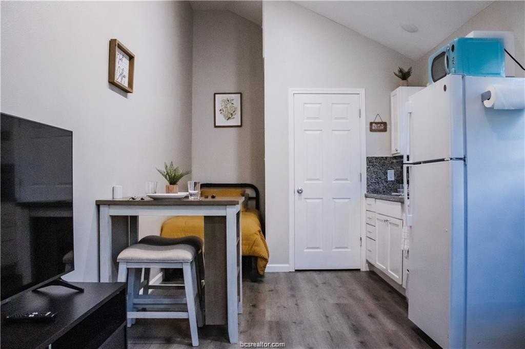 1112 E 26th St #D - Photo 4 of 11