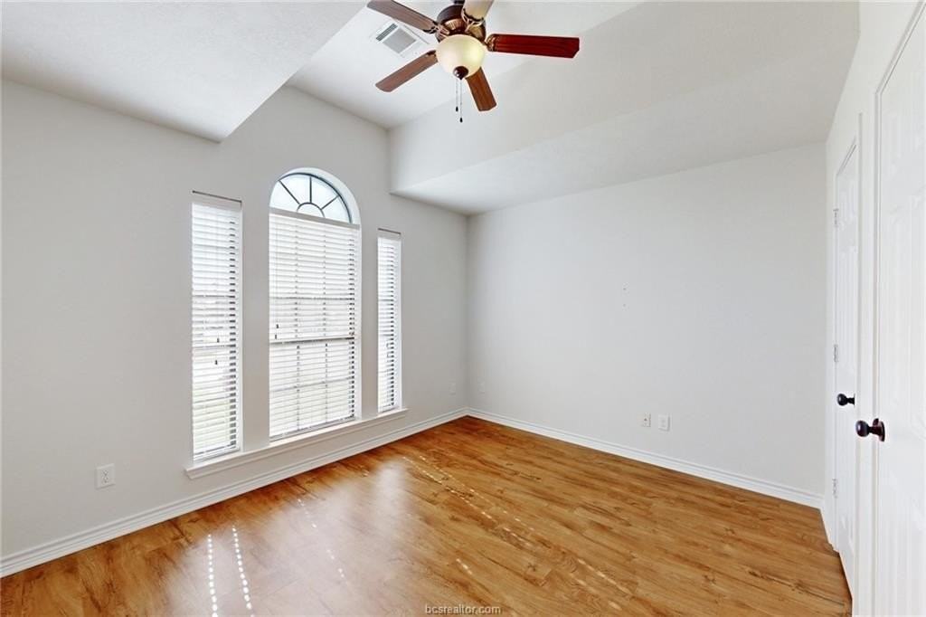 1101 Pamplin Ct - Photo 4 of 33