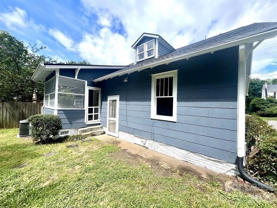 2125 Scott Ave - Photo 4 of 22