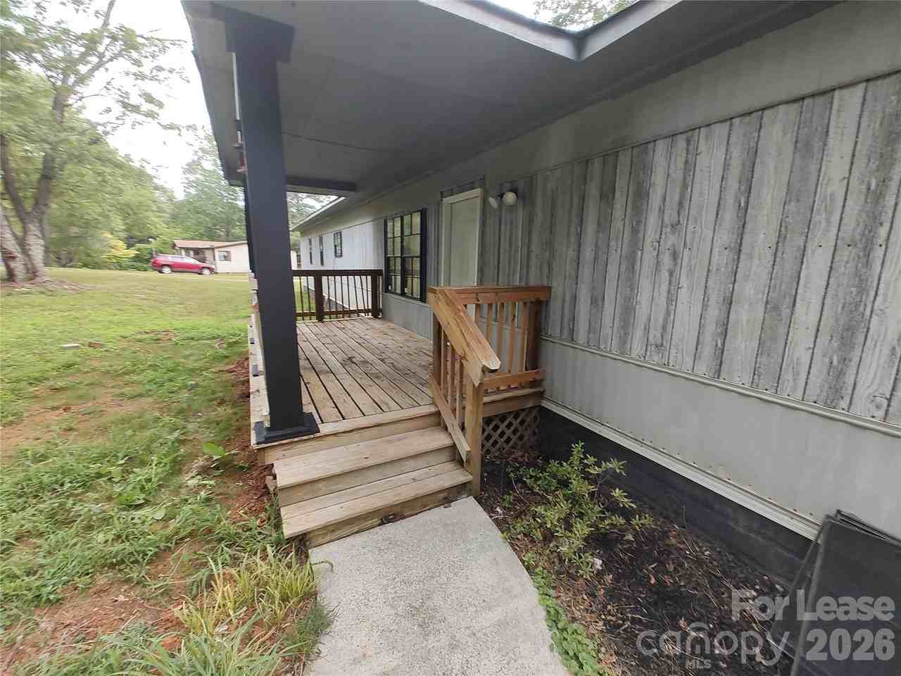 1024 Lindsay Dr - Photo 3 of 13