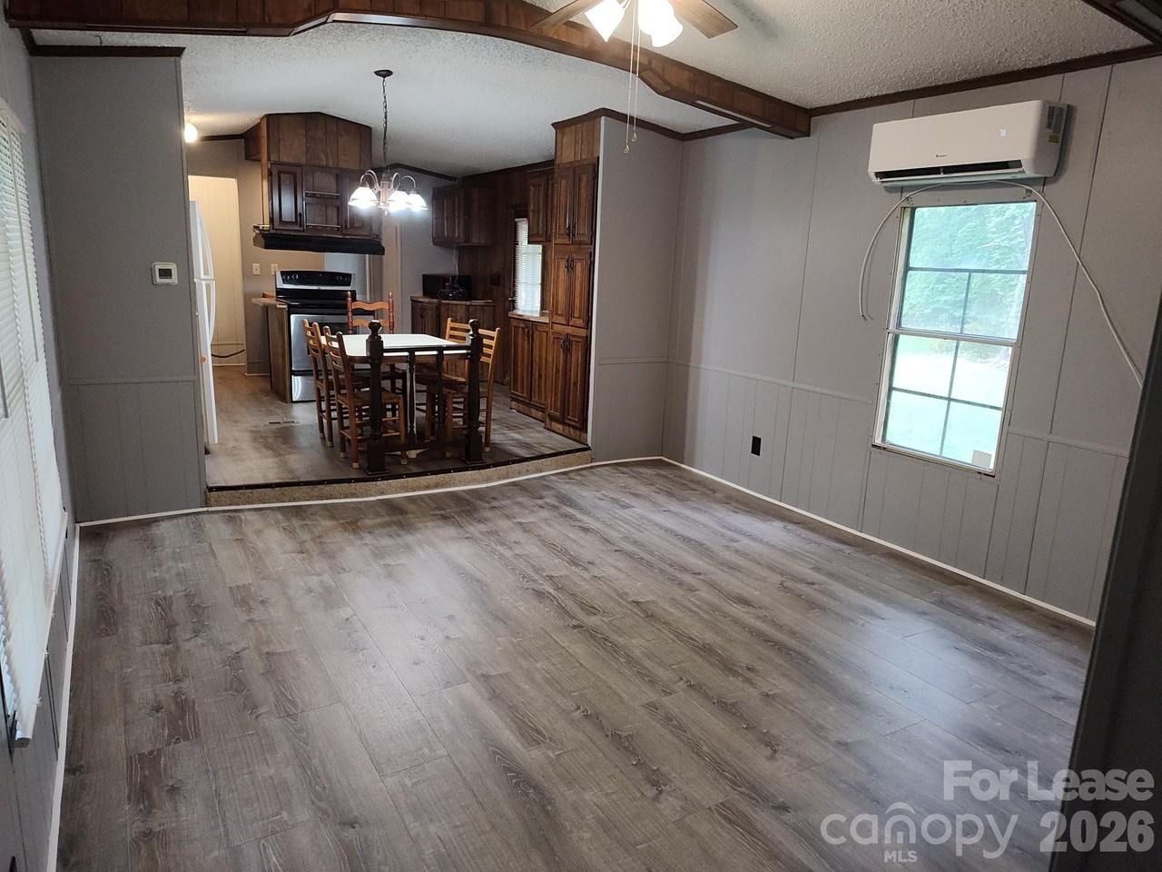 1024 Lindsay Dr - Photo 4 of 13