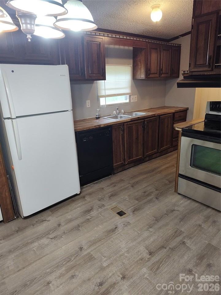 1024 Lindsay Dr - Photo 6 of 13