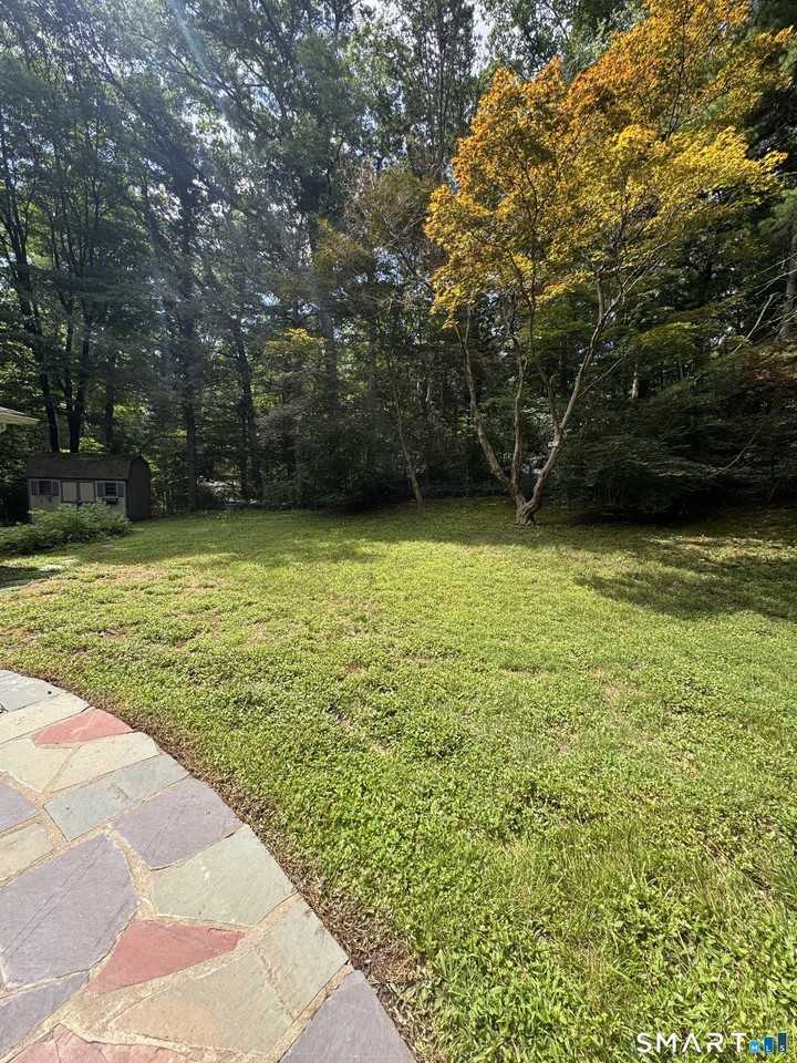 8 Midwood Rd - Photo 5 of 23