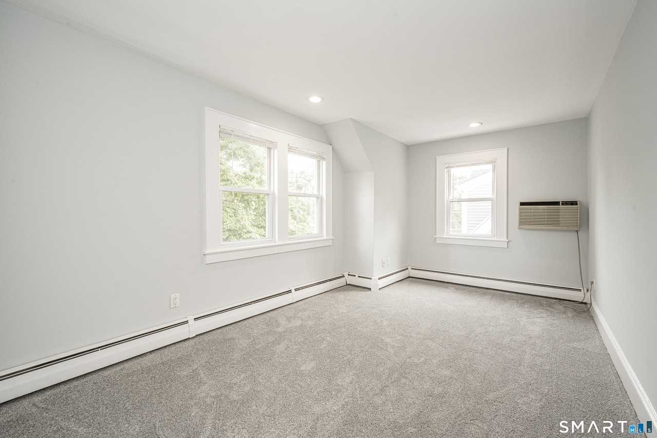 300 Hubbard Ave - Photo 5 of 31