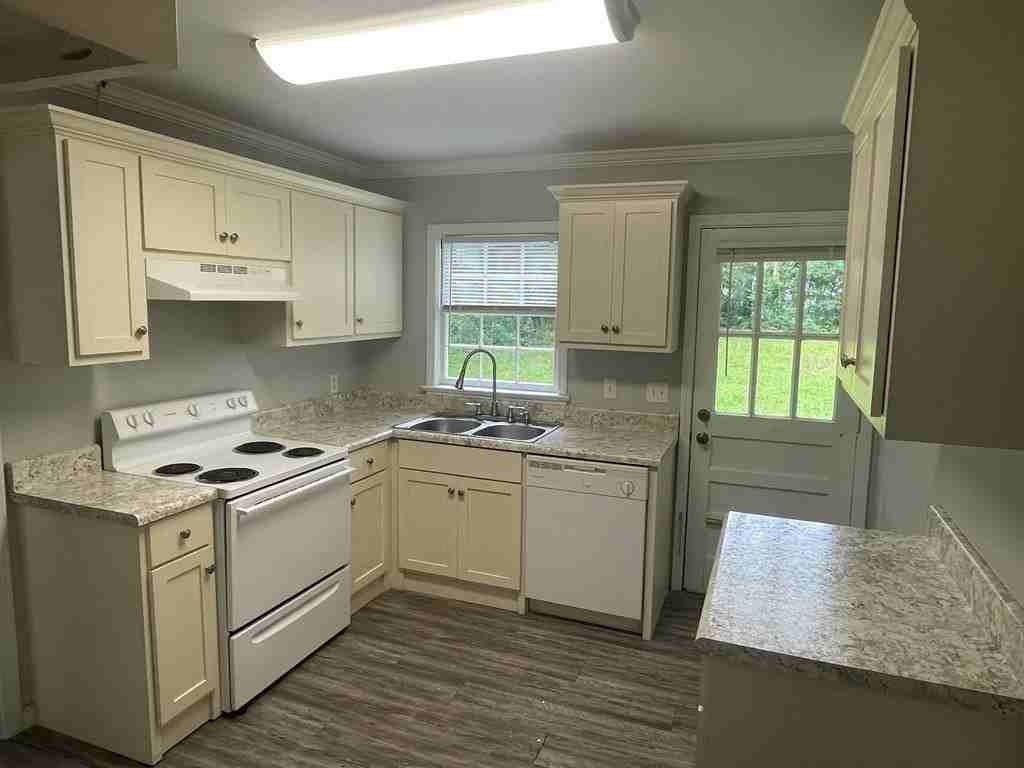 1223 Chickasaw St - Photo 4 of 20