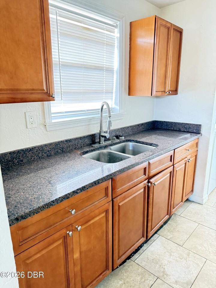 552 S Caroline St - Photo 4 of 10