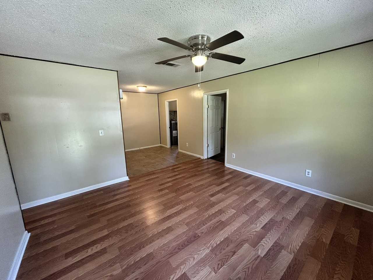 1511 Texas Pkwy - Photo 3 of 16