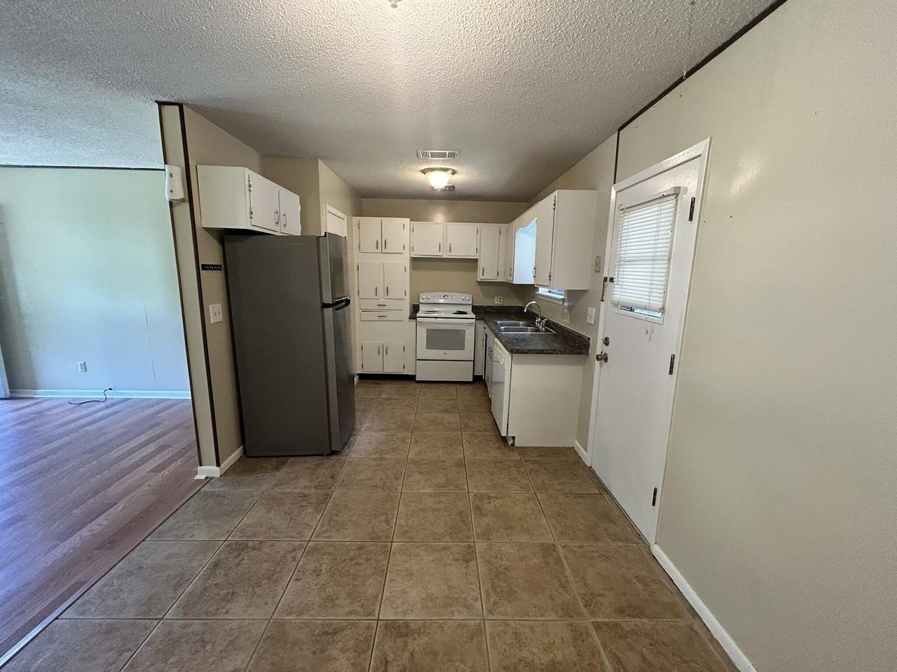 1511 Texas Pkwy - Photo 4 of 16