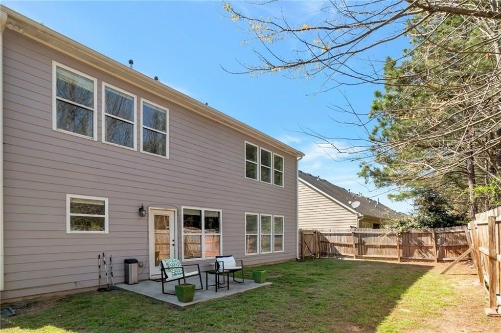 1565 Hedington Cir - Photo 2 of 25