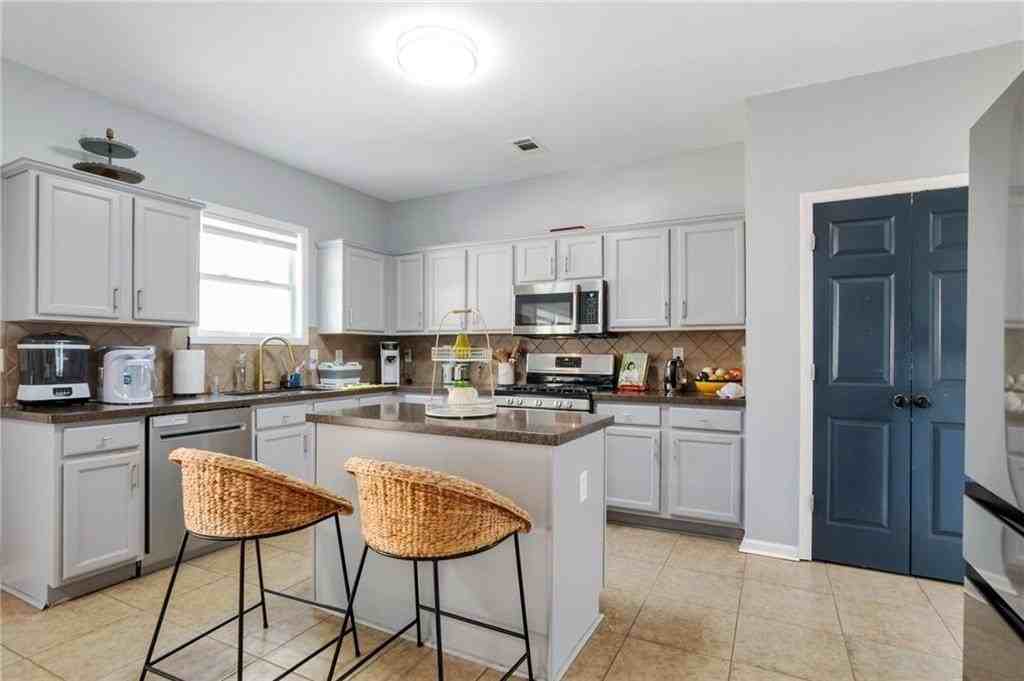 1565 Hedington Cir - Photo 7 of 25
