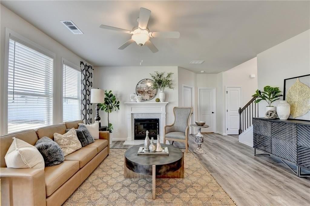 326 Rodeo Dr - Photo 4 of 17
