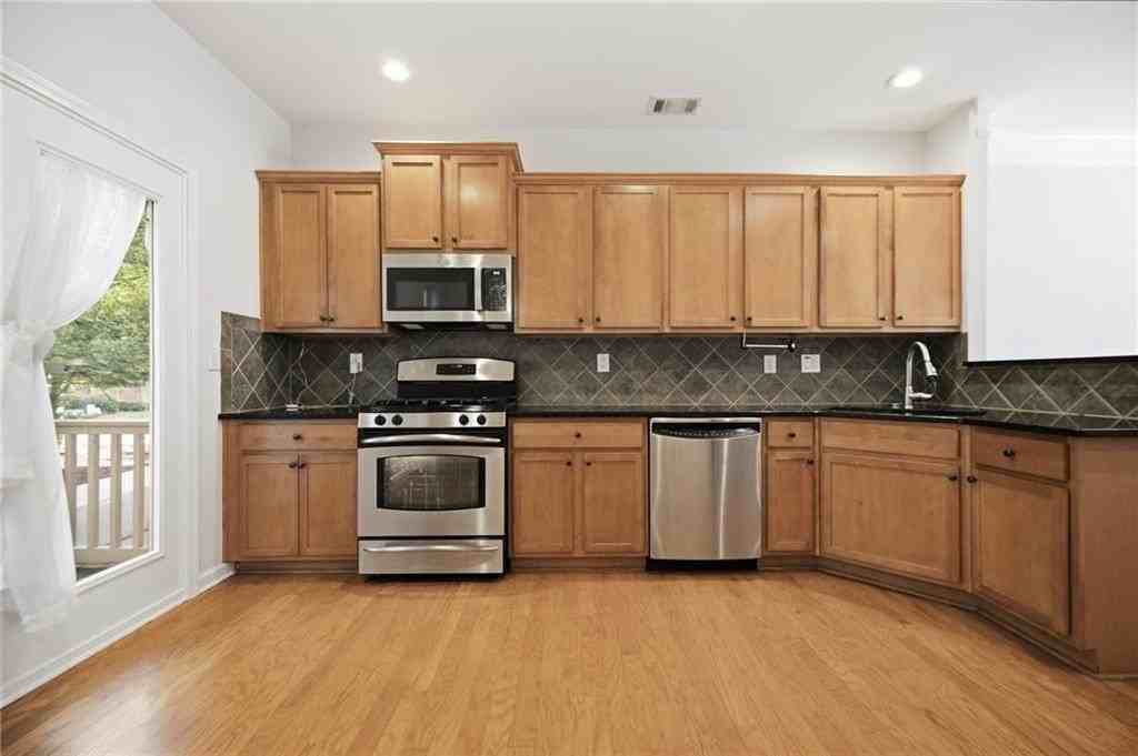 865 Commonwealth Ave Se - Photo 5 of 37
