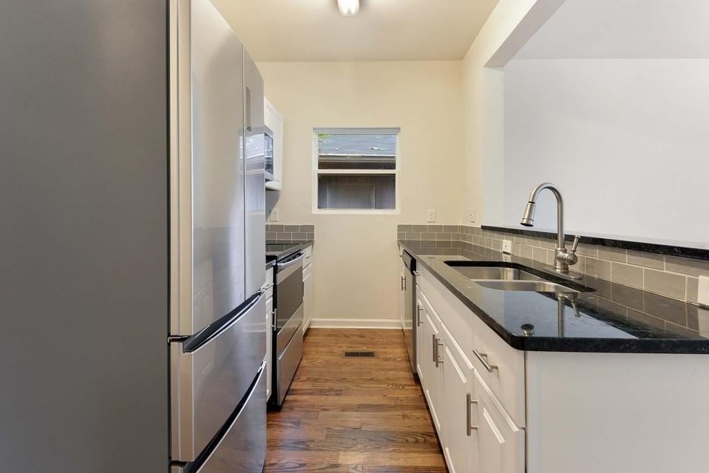1099 Smith St Sw #B - Photo 6 of 23