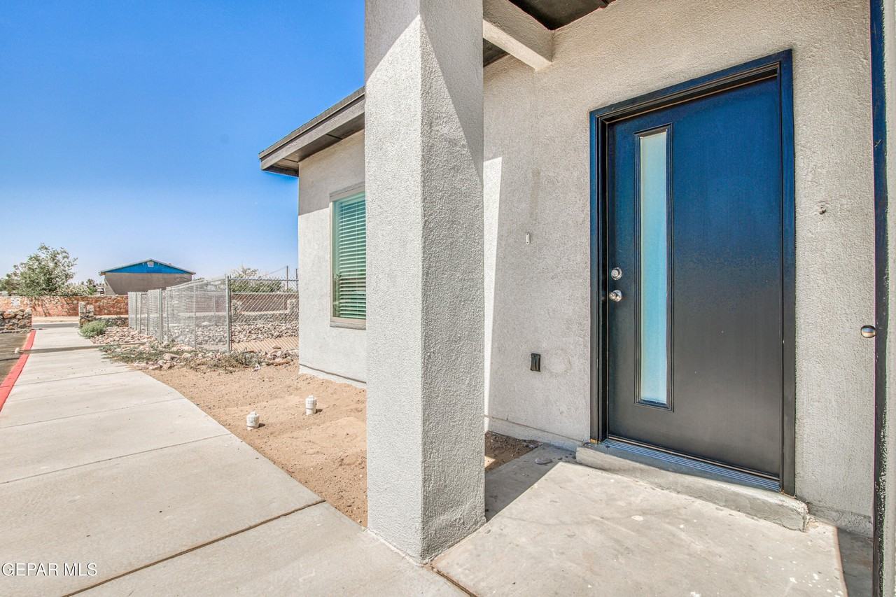 12879 Bret Harte Dr - Photo 3 of 32