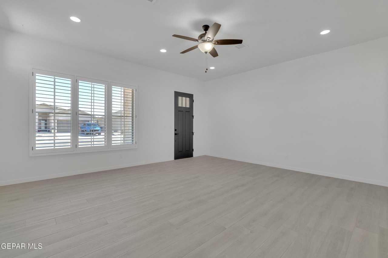 14936 Hill Ridge Ct - Photo 4 of 45