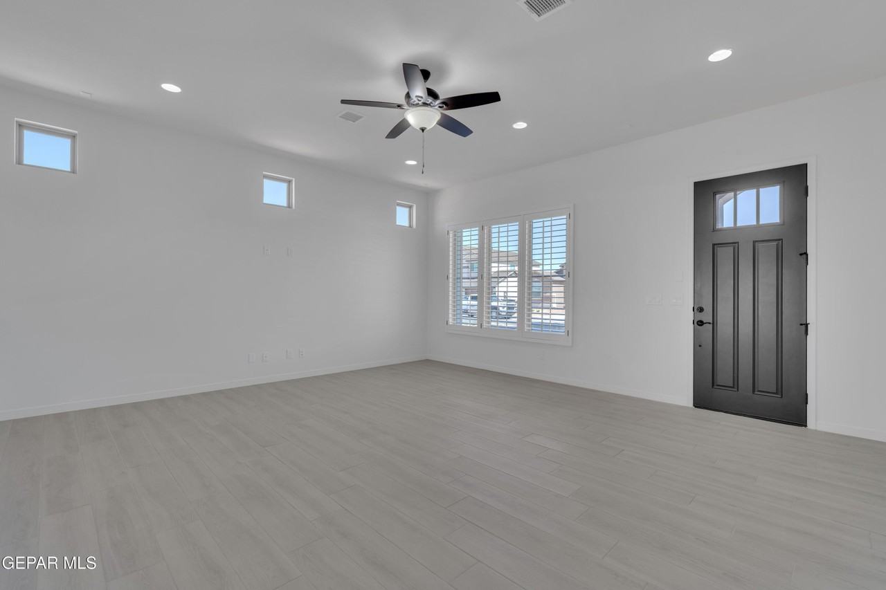14936 Hill Ridge Ct - Photo 5 of 45