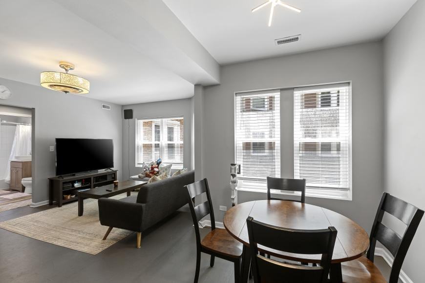 4423 N Lawndale Ave - Photo 4 of 10