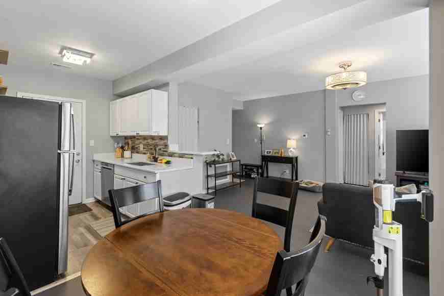 4423 N Lawndale Ave - Photo 6 of 10