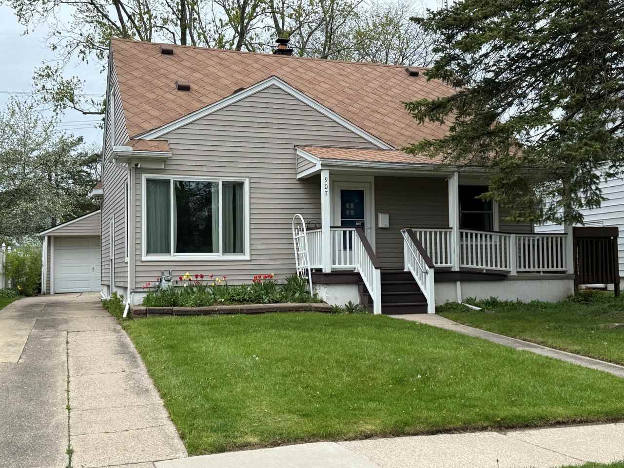 907 Bruce St - Photo 2 of 15