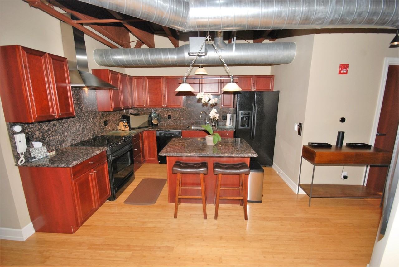 1103 N Main St - Photo 2 of 17