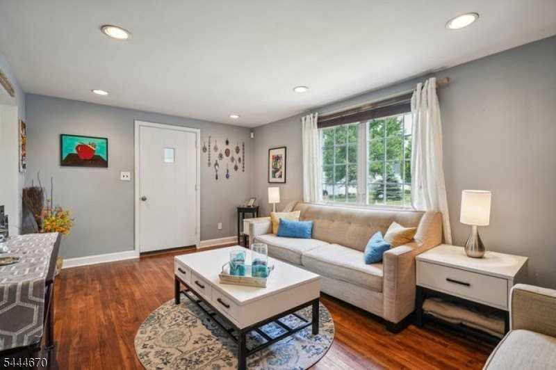 27 Edgewood Ave - Photo 5 of 14