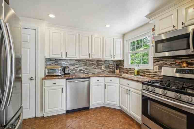 27 Edgewood Ave - Photo 7 of 14