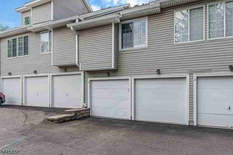 3 Tory Ct - Photo 4 of 28